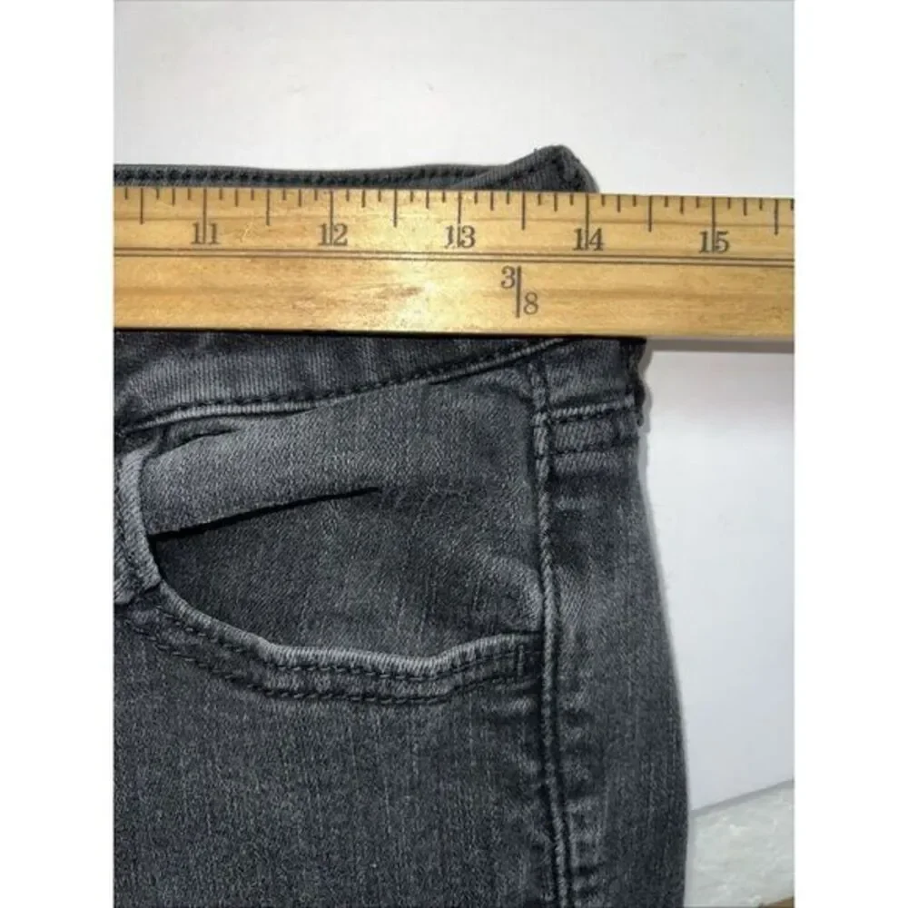 American Eagle Outfitters little pulling